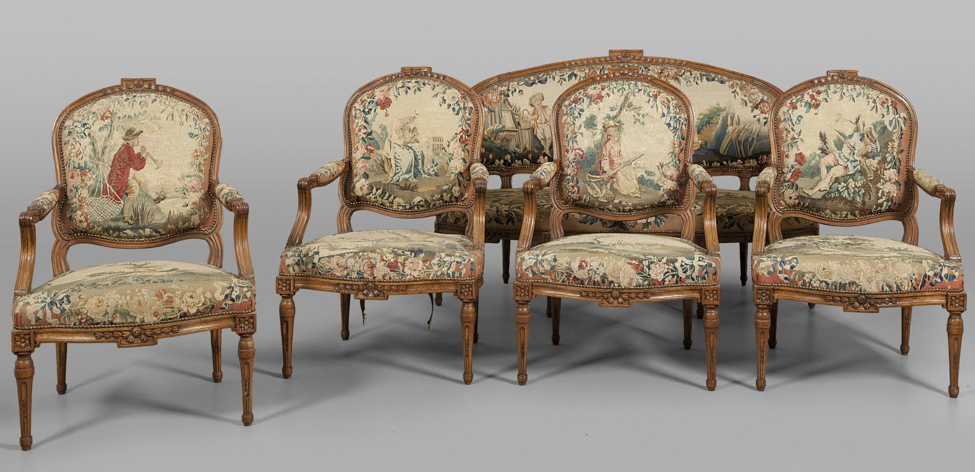 Sala de estar Luís XVI com revestimentos originais em petit point. França, segunda metade do século XVIII